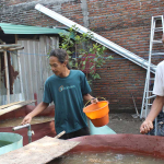 Koordinator Rumah Lansia Gusdurian Mojokutho Pare, Anugrah Yunianto (kanan) bersama relawan saat memberi makan lele. Foto: Ist