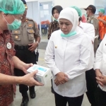 Gubernur Jawa Timur, Khofifah Indar Parawansa saat mengunjungi pabrik masker di Jombang. foto: AAN AMRULLOH/ BANGSAONLINE