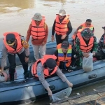 Pj Wali Kota Kediri Zanariah saat menebar benih ikan di Sungai Brantas. Foto: MUJI HARJITA/ BANGSAONLINE.com 