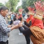 Wali Kota Kediri Abdullah Abu saat menerima cenderamata dari salah satu peserta. foto: ist.