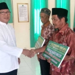 H.M. Sholeh, Kepala Kemenag Lamongan saat memberikan insentif kepada marbut.