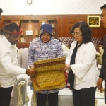 Pertemuan Wali Kota Risma Bersama Lenis Kogoya. foto: ist