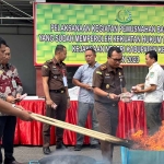 Kajari Kabupaten Kediri, Chandra Eka Yustisia (tiga dari kanan), saat memimpin kegiatan pemusnahan barang bukti berkekuatan hukum tetap atau inkracht. Foto: Ist