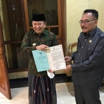 Sunardi, Ketua Yayasan Persid Jember menyerahkan SK Kemenkumham kepada Bupati Hendy Siswanto (kiri).