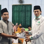 H. Mohammad Imron Thahir saat menyerahkan bantuan kacamata secara simbolis kepada Ketua PCNU Bangkalan, KH. Makki Nasir untuk disalurkan kepada guru ngaji, Kamis (12/11/2020). foto: SUBAIDAH/ BANGSAONLINE