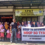 Wali murid yang datang ke Polres memberi dukungan pada Bu Pawuhing Tyas Asih dan Kurnia Ivani.