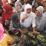 Gubernur Khofifah ketika memantau ketersediaan bahan pokok di pasar Jombang. 