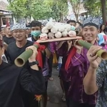 Masyarakat dan Bupati Anas saat mengarak tempe mongkleng dan tahu buto keliling kawasan Kelurahan Pengatigan.