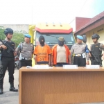 Satuan Reserse Kriminal (Sat Reskrim) Polres Ngawi saat menggelar hasil tangkapan penggelapan gabah, di halaman Mapolres, Kamis (02/11).