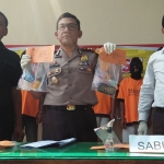 
Kapolres Blitar AKBP Adewira Negara Siregar menunjukkan barang bukti saat pres release di Mapolres Blitar Kota
