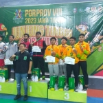 Daniswara/Yeremia (nomor 4 dan 3 dari kanan) juara bulu tangkis ganda putra di Porprov Jatim 2023.