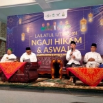 Prof Dr KH Asep Saifuddin Chalim, MA, Muhammad Al Barra dan Ahmad Zuhri dalam acara Lailatul Ijtima’, Ngaji Hikam dan Aswaja yang digelar di Guest House Kampus Institut KH Abdul Chalim Pacet Mojokerto, Rabu (18/5/2022) malam. Foto: mma/bangsaonline.com