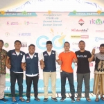 Foto bersama antara pihak SMK Putra Bangsa bersama PSBB dan JCP saat menggelar khitanan massal.