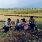 Anggota Polsek Jogorogo saat dengarkan keluhan para petani setempat dan melakukan patroli keliling.