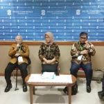 Pembina Pusat Pengembangan Paliatif dan Bebas Nyeri RSU dr Soetomo Surabaya, Prof dr. R. Sunaryadi Tejawinata SpTHT-KL (KOnk) saat memberikan paparannya. foto: YUDI A/ BANGSAONLINE