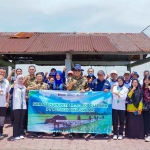 Direktur Utama Petrokimia Gresik, Daconi Khotob, bersama para petani. Foto: Ist