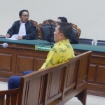 Sekda Gresik Andhy Hendro Wijaya saat menjalani sidang kedua di PN Tipikor Surabaya, Jumat (4/1) kemarin. foto: ist.