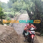 Kondisi jembatan penghubung di Desa Daleman-Pasarenan, Sampang, saat ditimpa bencana alam. Foto: MUTAMMIM/BANGSAONLINE