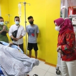Wali Kota Mojokerto Ika Puspitasari saat melihat kondisi salah satu korban kecelakaan bus pariwisata di Tol Surabaya-Mojokerto (Sumo).