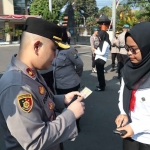 Wakapolres Kediri Kota, Kompol Dodi Pratama, saat memeriksa identitas salah satu anggota. Foto: Ist