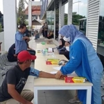 Petugas Jasa Raharja saat mengece kondisi kesehatan sopir.