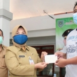 Sekdakot, drg Ninik Ira Wibawati menyerahkan bantuan kepada warga terdampak pembangunan, di Pendopo Kecamatan Mayangan.