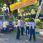 Pemasangan spanduk sosialisasi kawasan tertib lalu lintas di Jalan Pahlawan depan Kantor BRI Cabang Pasuruan. Banyak nasabah sering parkir sembarangan.