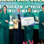 Ketua TP PKK Kota Pasuruan Dra. Hj. Fatma Saifullah Yusuf (dua dari kanan) saat menerima penghargaan dari Gubernur Jatim Khofifah Indar Parawansa.