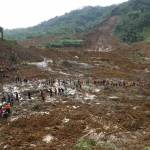 Kondisi pemukiman yang rata dengan tanah pasca longsor. foto: voaindonesia.com