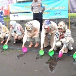 Rombongan Bhayangkari Jawa Timur saat melepas tukik di Pantai Solong, Bayuwangi.