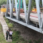 Dandim Ngawi, Letkol Inf Adi Wirawan, bersama petugas BBPJR saat meninjau Jembatan Ngantru yang putus usai ditabrak truk.