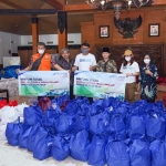 Bantuan sembako dari 2 anak perusahaan Pelindo untuk warga terdampak bencana di Trenggalek.