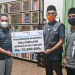 Dua Korkab PKH Lumajang mewakili PKH Mojokerto menyerahkan bantuan senilai Rp70 juta kepada Bupati Lumajang untuk membantu warga terdampak gempa bumi.