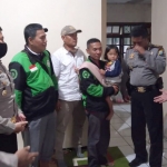 Wawa Raharjo saat berada di rumah kakaknya, mendapat kunjungan dari jajaran Polres Jember. Sehari-harinya, Wawa narik ojek bersama putrinya yang berumur 3 tahun.