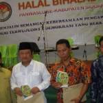 APRESIASI - Bupati Sidoarjo H Saiful Ilah dan Ketua Forum Wartawan Sidoarjo (Forwas) M Ismail berpose bersama Ketua Panwaslu Kabupaten Sidoarjo usai menerima penghargaan kala Halal Bihalal Panwaslu, Panwascam dan PPL se-Kabupaten Sidoarjo, di Gedung Tennis Indoor GOR Delta Sidoarjo, Minggu (10/8/2014). foto : nanang ichwan/BangsaOnline