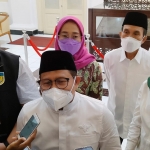 Ketua Umum DPP PKB A. Muhaimin Iskandar saat memberi keterangan kepada wartawan didampingi Bupati Kediri Hanindhito Himawan Pramana, Anggota DPR RI dari PKB Anggia, Ketua DPC PKB Kabupaten Kediri Sentot Djamaluddin, dan Wabup Kediri Dewi Mariya Ulfa. Foto: MUJI HARJITA/ BANGSAONLINE