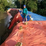 Kondisi tanggul sungai Bengawan Solo di Kanor ditutup terpal agar tak semakin terkikis. foto: BANGSAONLINE