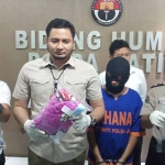 Kanit 5 PPA AKP Muhammad Aldy Sulaiman memamerkan tersangka pencabulan dan barang bukti. foto: ANATASIA/ BANGSAONLINE