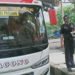 Dishub saat sidak ke Terminal Bungurasih, Kecamatan Waru, Sidoarjo.
