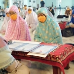 Tiga anak muda yang semula beragama Katolik mengikrarkan dua kalimat syahadat dan resmi masuk Islam di Masjid Nasional Al-Akbar Surabaya, Jumat (20/3/2020). foto: bangsaonline.com