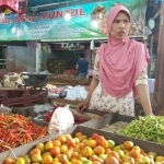 Salah satu pedagang di Pasar Baru Tuban sedang menunggu pembeli.