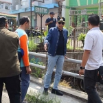Wali Kota Malang saat meninjau Jembatan Sonokembang yang ambrol.