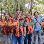 Ketua MPC Pemuda Pancasila Kota Kediri, M. Akson Nul Huda, dan jajaran saat memberi keterangan kepada awak media. Foto: MUJI HARJITA/BANGSAONLINE