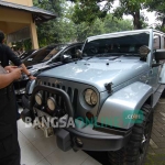 Tiga mobil dan satu Moge (motor gede) yang disita KPK dari rumah pribadi Sekda Jombang, Ita Triwibawati diparkir di Mapolres setempat, Selasa (6/12/2016). foto: RONY SUHARTOMO/ BANGSAONLINE