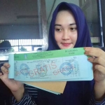 Tampak pegawai Dinas Perhubungan Situbondo menunjukkan tiket mudik gratis. foto: MURSIDI/ BANGSAONLINE