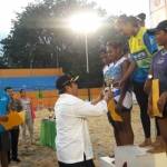 SELAMAT: Bupati Sidoarjo H Saiful Ilah menyerahkan piala juara satu kepada tim putri voli pantai NTB I, dalam Tournament Beach Volley Ball Tour Go To PON XIX Jabar 2016, di GOR Voli Pantai Sidoarjo, Minggu (24/7). foto: MUSTAIN/ BANGSAONLINE