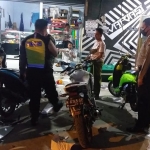 Polsek Palenggaan saat memberikan imbauan terhadap bengkel dan toko tentang larangan penggunaan knalpot brong/racing. 