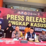 Kapolres Gresik,  AKBP Adhitya Panji Anom saat mengekspose tersangka prostitusi online.