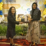 Branch Manager Prodia Christina Ciptaningru saat menyerahkan bingkisan kepada Bunda Fey. Foto: Ist.