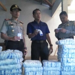 Kapolres Blitar saat mengecek ketersediaan garam di UD Mitra Usaha